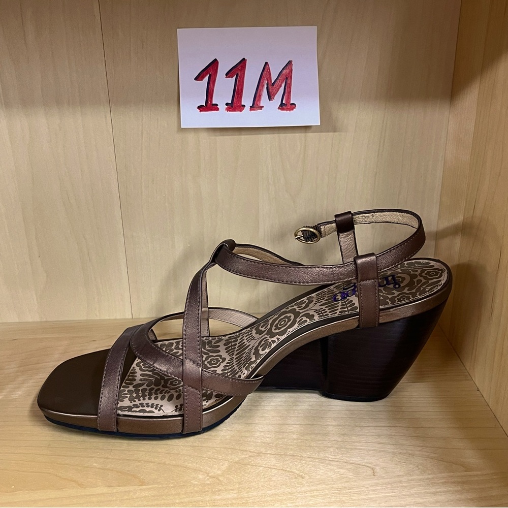 #070 Indigo by Clarks Sandals 11M